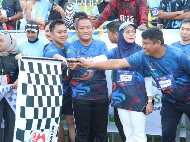 Bupati Luwu Timur,  Irwan Bachri Syam resmi melepas sekitar 3.000 peserta dalam ajang Fun Run Juara 2026 yang digelar di Bundaran Batara Guru, Ahad (21/06/2026).  @Jejakfakta/dok. Humas Pemkab Lutim