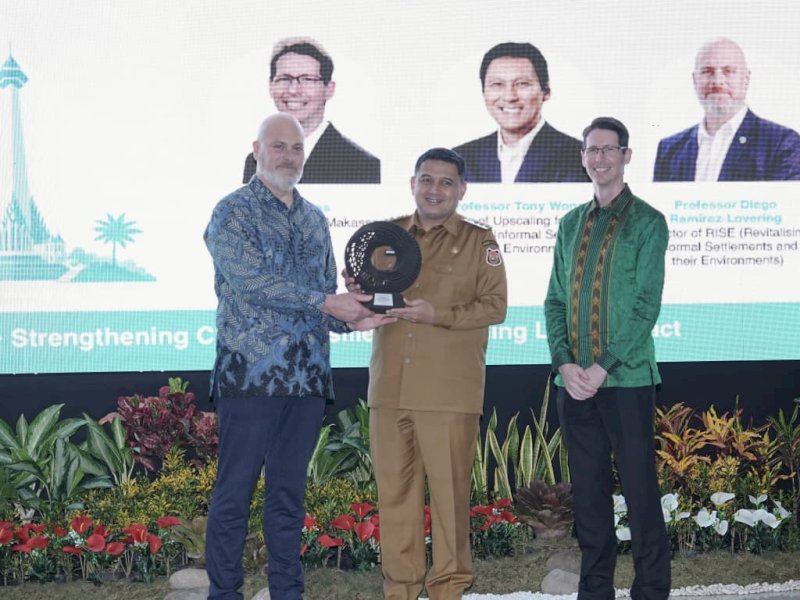 Wali Kota Makassar, Munafri Arifuddin, saat menerima penghargaan WRI Ross Center Prize for Cities 2025&ndash;2026,dalam rangkaian Mayor's Exclusive Roundtable Meeting yang diselenggarakan Pemerintah Kota Makassar bersama Universitas Hasanuddin dan Monash University (Australia) di Baruga Anging Mammiri, Rumah Jabatan Wali Kota Makassar, Senin (22/6/2026). @Jejakfakta/dok. Humas Pemkot Makassar
