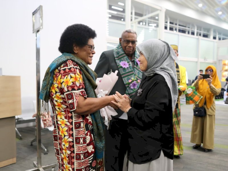 Wakil Wali Kota Makassar, Aliyah Mustika Ilham, saat menyambut kedatangan delegasi dari Pakistan, Fiji, dan Australia di Ruang VIP Rammang-Rammang, Bandara Internasional Sultan Hasanuddin, Senin (22/6/2026). @Jejakfakta/dok. Humas Pemkot Makassar