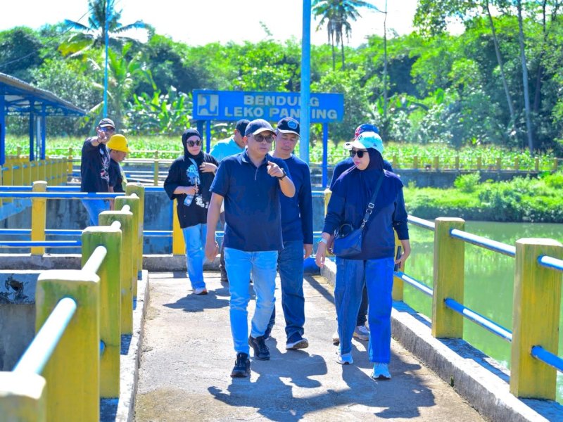 Pelaksana Tugas (Plt) Direktur Umum Perumda Air Minum Kota Makassar, Andi Taufiq Aris, bersama Plt Direktur Keuangan, Wirda Fauzah Madjid, saat meninjau kondisi Bendungan Leko Pancing, Kabupaten Maros, Jumat (5/6/2026). @Jejakfakta/dok. Humas PDAM Makassar