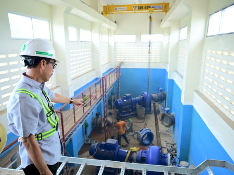 Plt Direktur Utama Perumda Air Minum Kota Makassar, Andi Syahrum, bersama Plt Direktur Umum Andi Taufiq Aris, meninjau langsung persiapan pemasangan pompa air baku di kawasan Sungai Moncongloe, Kabupaten Maros, Selasa (9/6/2026). @Jejakfakta/dok. Humas PDAM Makassar