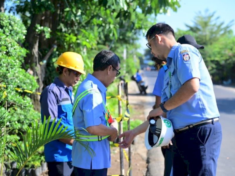 Pelaksana Tugas (Plt) Direktur Utama Perumda Air Minum Kota Makassar, Andi Syahrum, turun langsung meninjau pengerjaan pengaturan ulang jalur distribusi air pada sistem pelayanan IPA 4 Maccini Sombala di Jalan Danau Tanjung Bunga, Senin (8/6/2026). @Jejakfakta/dok. Humas PDAM Makassar