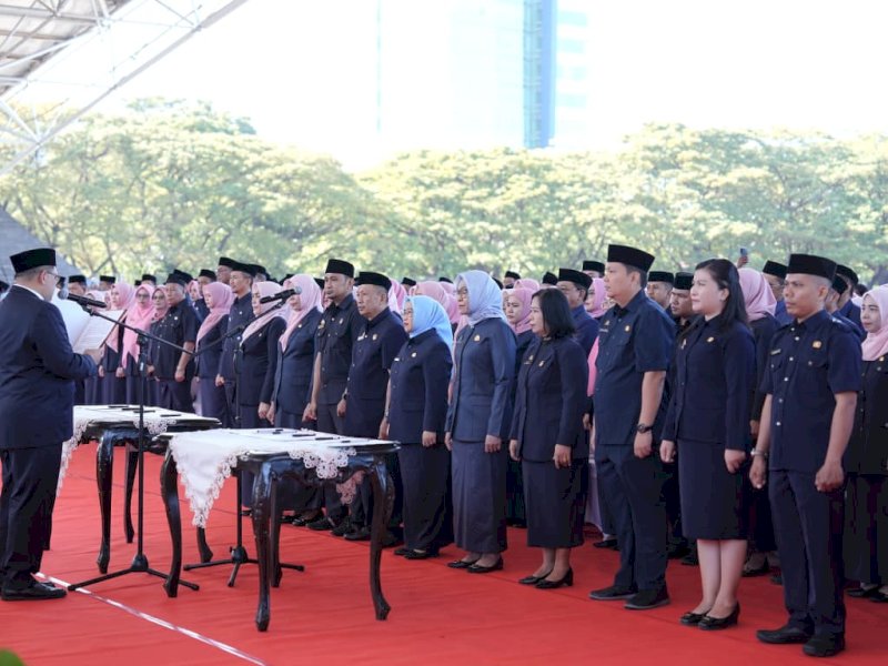 Wali Kota Makassar, Munafri Arifuddin, saat melantik dan mengukuhkan 369 kepala sekolah tingkat SD dan SMP se-Kota Makassar di Tribun Lapangan Karebosi, Selasa (23/6/2026). @Jejakfakta/dok. Humas Pemkot Makassar
