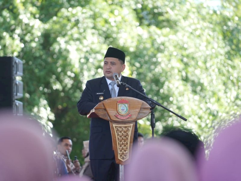 Wali Kota Makassar, Munafri Arifuddin, saat menyampaikan sambutan usai melantik dan mengukuhkan 369 kepala sekolah jenjang Sekolah Dasar (SD) dan Sekolah Menengah Pertama (SMP) negeri di Tribun Lapangan Karebosi, Selasa (23/6/2026). @Jejakfakta/dok. Humas Pemkot Makassar