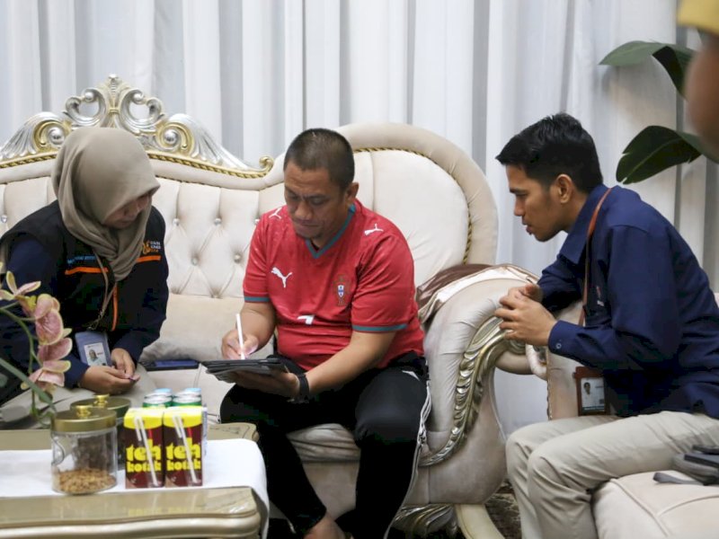 Bupati Luwu Timur, Irwan Bachri Syam, dengan ikut menjadi responden dalam pelaksanaan Sensus Ekonomi (SE) 2026 yang dilakukan Badan Pusat Statistik (BPS) Kabupaten Luwu Timur, di kediaman pribadi Bupati di Malili, Senin (22/6/2026). @Jejakfakta/dok. Humas Pemkab Lutim