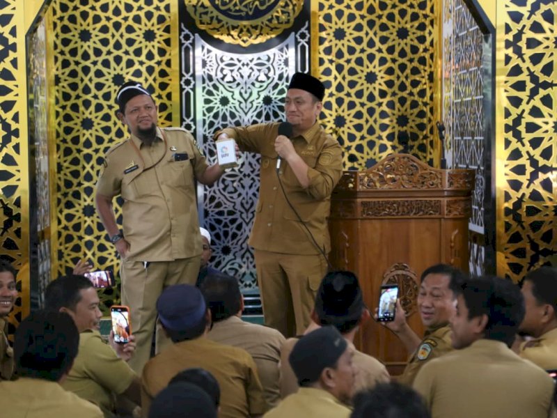 Bupati Luwu Timur, Irwan Bachri Syam, kembali mengumumkan empat ASN yang berhak menerima program umroh gratis,  usai melaksanakan shalat Ashar berjamaah di Masjid Amirul Mukminin, Puncak Indah, Malili, Senin (22/06/2026). @Jejakfakta/dok. Humas Pemkab Lutim
