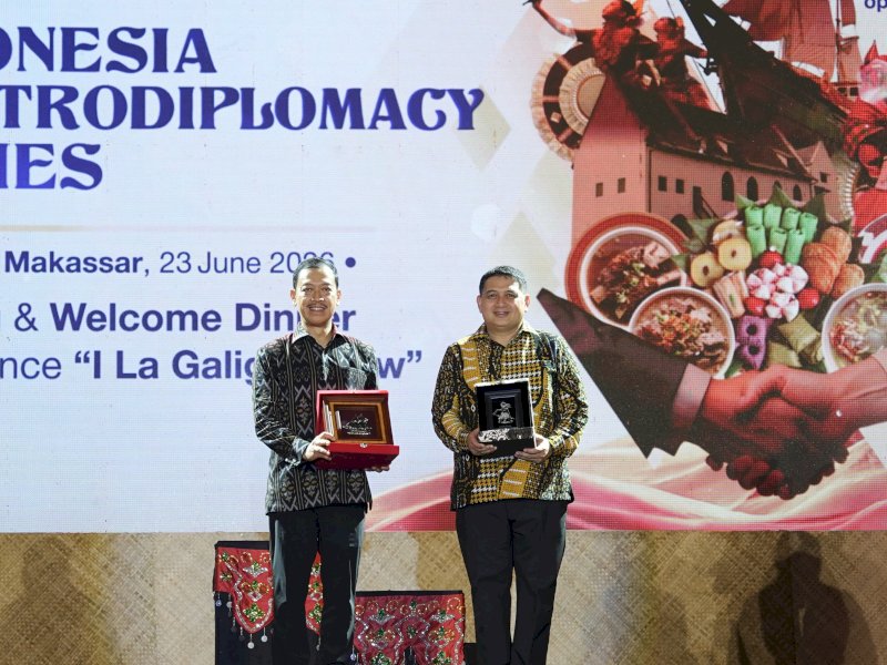 Wali Kota Makassar, Munafri Arifuddin, bersama Direktur Jenderal Informasi dan Diplomasi Publik Kementerian Luar Negeri RI, R. Heru Hartanto Subolo, saat  jamuan makan malam bersama 41 delegasi dari 28 negara pada Indonesia Gastrodiplomacy Series 2026, di Benteng Fort Rotterdam, Selasa (23/6/2026) malam. @Jejakfakta/dok. Humas Pemkot Makassar