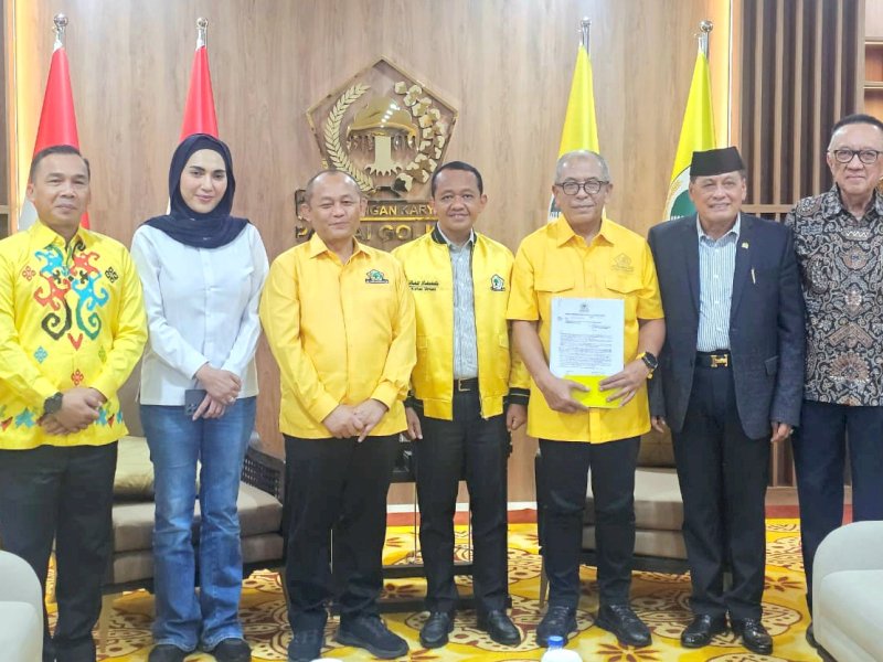 Ketua Umum Partai Golkar Bahlil Lahadalia, secara resmi menyerahkan surat rekomendasi diskresi kepada IAS di Kantor DPP Partai Golkar, Jakarta, Rabu (24/6/2026) malam. @jejakfaktacom/Ist.