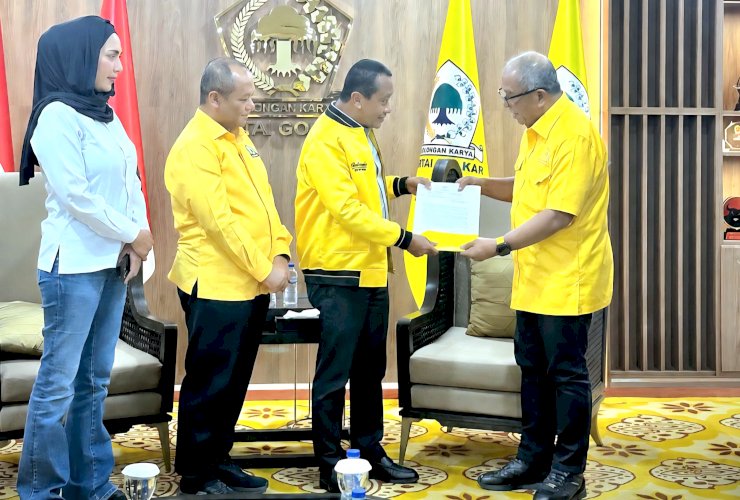 Bahlil Serahkan Surat Diskresi ke IAS, Target Kembalikan Marwah Golkar Sulsel