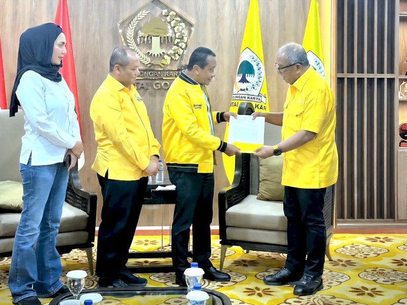 Bahlil Lahadalia, secara resmi menyerahkan surat rekomendasi diskresi kepada IAS di Kantor DPP Partai Golkar, Jakarta, Rabu (24/6/2026) malam. @jejakfaktacom/Ist.