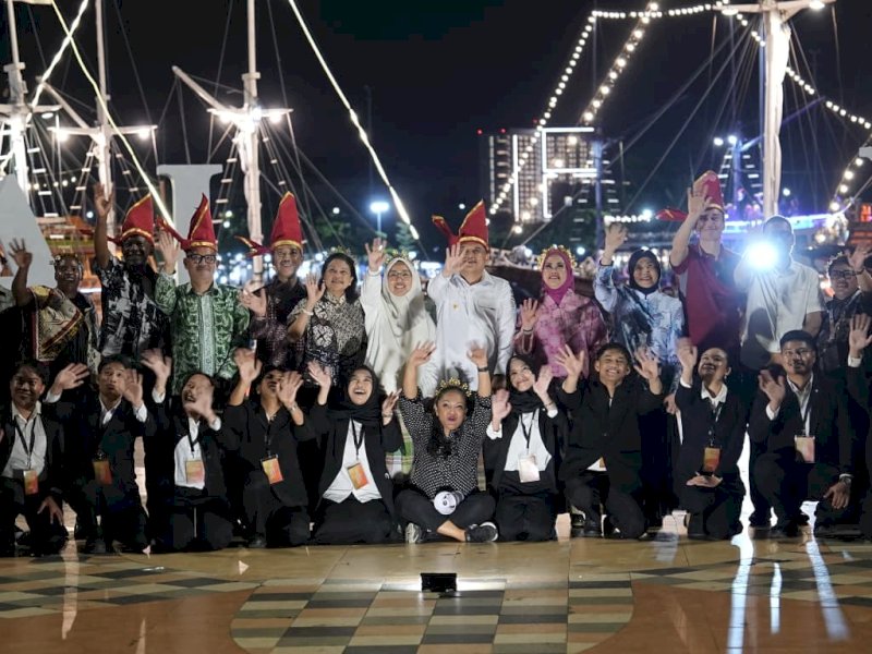 Wali Kota Makassar, Munafri Arifuddin, Wakil Wali Kota Makassar, Aliyah Mustika Ilham,
bersama delegasi dari 28 negara peserta Indonesia Gastrodiplomacy Series (IGS) 2026 menikmati pemandangan matahari terbenam di ufuk barat,  Rabu (24/6/2026) petang. @Jejakfakta/dok. Humas Pemkot Makassar
