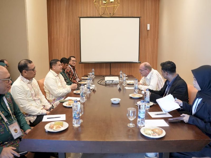 Wali Kota Makassar, Munafri Arifuddin, menjajaki skema kerja sama Sister City melalui pertemuan bilateraldalam rangkaian Business Forum IGS 2026 di Hotel The Rinra Makassar, Jalan Metro Tanjung Bunga, Rabu (24/6/2026). @Jejakfakta/dok. Humas Pemkot Makassar