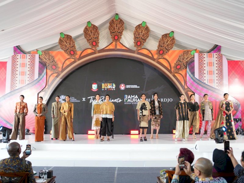 Pergelaran fashion show bertema &ldquo;The Taste and Craft of Makassar&rdquo;, Pemerintah Kota Makassar bersama Cita Tenun Indonesia menghadirkan karya-karya terbaik dari tiga desainer nasional,  dalam rangkaian Spouse Program Indonesia Gastrodiplomacy Series (IGS) 2026 yang berlangsung di Anjungan MNEK, Makassar, Rabu (24/6/2026). @Jejakfakta/dok. Humas Pemkot Makassar