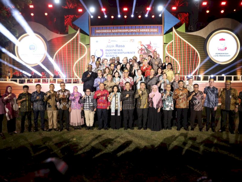 Wali Kota Makassar, Munafri Arifuddin, bersama 41 delegasi dari 28 negara dalam IGS 2026 usai jamuan makan malam di di pelataran Benteng Fort Rotterdam, Makassar, Selasa (23/6/2026). @Jejakfakta/dok. Humas Pemkot Makassar