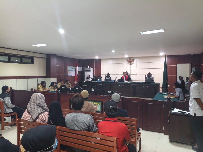 Puluhan Petani Laoli menghadiri sidang permohonan penitipan uang santunan (konsinyasi) yang diajukan Pemerintah Kabupaten Luwu Timur di Pengadilan Negeri Malili,  Senin (15/6/2026). @Jejakfakta/dok. Ist.