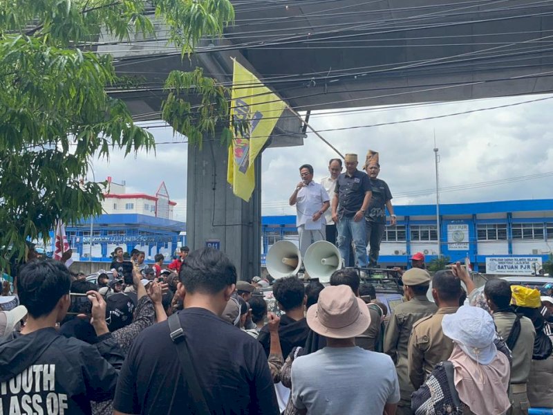 Ratusan warga tergabung dalam Gerakan Rakyat Menolak (GERAM) PLTSa/PSEL saat menggelar aksi di depan kantor DPRD Sulawesi Selatan, Kamis (25/6/2026). @Jejakfakta/dok. Ist.