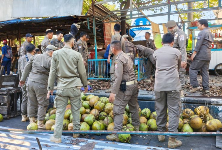 Tanpa Gesekan, 19 Pedagang Kelapa Bongkar Lapak Sendiri Dukung Penataan Kota Makassar
