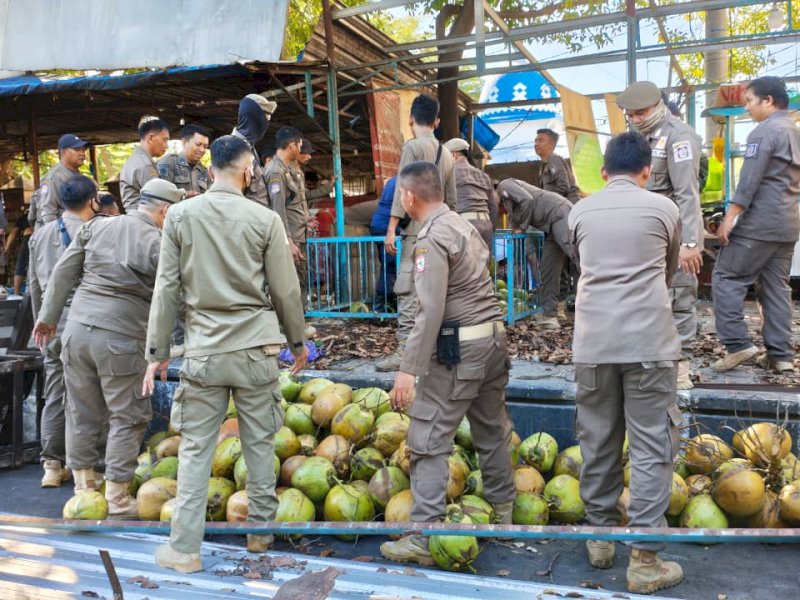 Sebanyak 19 pedagang kelapa yang selama ini berjualan di sepanjang kawasan Benteng Rotterdam hingga dekat Kantor RRI lapaknya dibongkar, Kamis (25/6/2026). @Jejakfakta/dok. Humas Pemkot Makassar