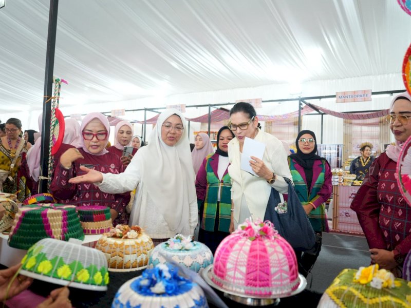 Delegasi Indonesia Gastrodiplomacy Series (IGS) 2026 dibuat terpukau saat mengunjungi booth pameran Dekranasda Kota Makassar bertema &ldquo;The Taste and Craft of Makassar&rdquo; di kawasan Tugu MNEK, Anjungan Pantai Losari, Rabu (24/6/2026). @Jejakfakta/dok. Humas Pemkot Makassar
