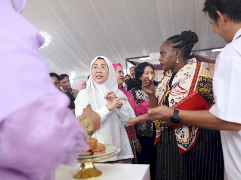 Ketua Dekranasda Kota Makassar, Melinda Aksa, saat mempromosikan budaya sekaligus mendorong produk UMKM dan perajin lokal menembus pasar internasional saat ajang bertajuk &ldquo;The Taste and Craft of Makassar&rdquo; yang digelar di kawasan Tugu MNEK, Anjungan Pantai Losari, Rabu (24/6/2026). @Jejakfakta/dok. Humas Pemkot Makassar