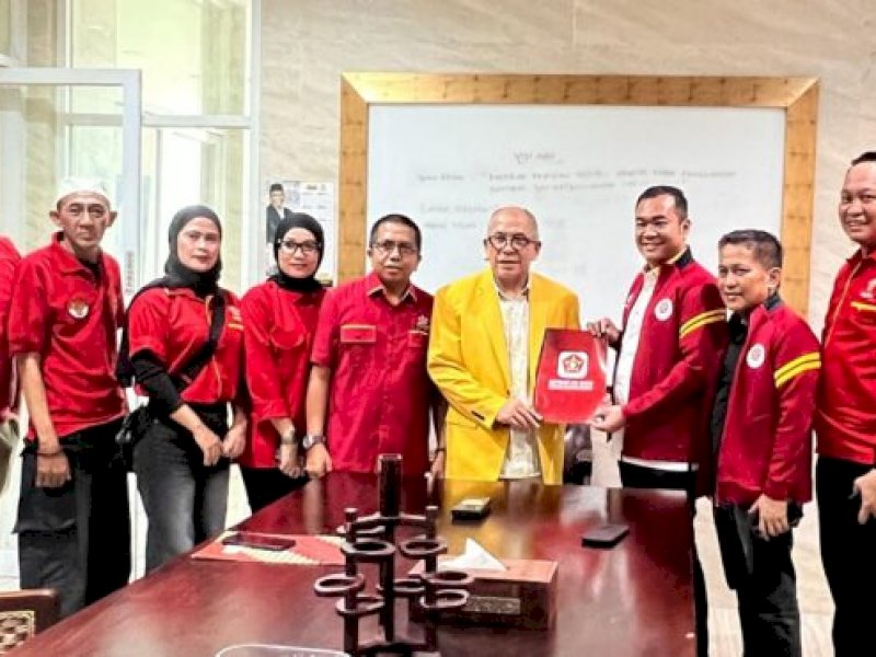 Ketua Depidar SOKSI Sulsel, Andi Patarai Amir, bersama jajarannya menyampaikan dukungan penuh kepada Ilham Arief Sirajuddin (IAS) untuk memimpin DPD I Partai Golkar Sulawesi Selatan pada Musyawarah Daerah (Musda) Golkar Sulsel mendatang. @Jejakfakta/Foto: IST