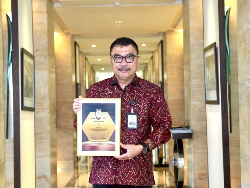 Direktur Utama Bank Sulselbar, Yulis Suandi, saat memperlihatkan penghargaan dalam ajang 23rd Banking Customer Experience 2026 yang diselenggarakan Infobank bekerja sama dengan Marketing Research Indonesia (MRI) di Jakarta, Jumat (26/6/2026). @Jejakfakta/dok. Istimewa 