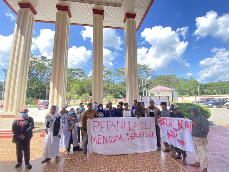 Aksi unjuk rasa puluhan petani di depan Pengadilan Negeri Malili, Jumat (26/6/2026). Mereka menilai mekanisme konsinyasi tidak menyelesaikan akar persoalan konflik agraria. @Jejakfakta/dok. Ist.