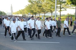 Munafri Lepas Peserta Jalan Sehat, Semarak HUT Bhayangkara ke-80 Warnai Car Free Day di Makassar