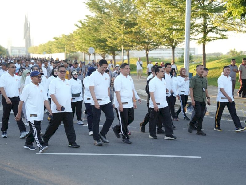 Wali Kota Makassar, Munafri Arifuddin, saat mengikutiJalan Sehat yang digelar Polrestabes Makassar di kawasan Anjungan MNEK, Center Point of Indonesia (CPI), Sabtu (27/6/2026). @Jejakfakta/dok. Humas Pemkot Makassar