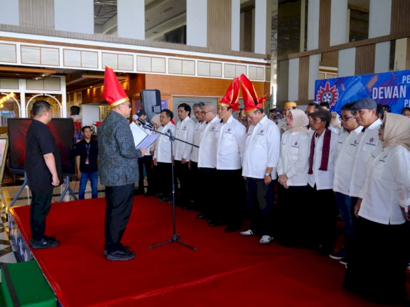 Wali Kota Makassar, Munafri Arifuddin, saat melantik Pengurus Dewan Kesenian Makassar (DKM) Periode 2026&ndash;2031, di Mall Phinisi Point, Sabtu (27/6/2026). @Jejakfakta/dok. Humas Pemkot Makassar
