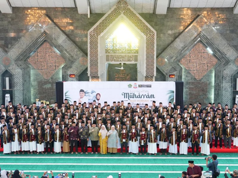 153 Imam Kelurahan se-Kota Makassar bersama Wali Kota Makassar, Munafri Arifuddin, , Wakil Wali Kota Makassar Aliyah Mustika Ilham, pada Tabligh Akbar dan Pelantikan Imam Kelurahan di Masjid Al Markaz Al Islami Jenderal M. Jusuf, Kamis (25/6/2026). @Jejakfakta/dok. Humas Pemkot Makassar