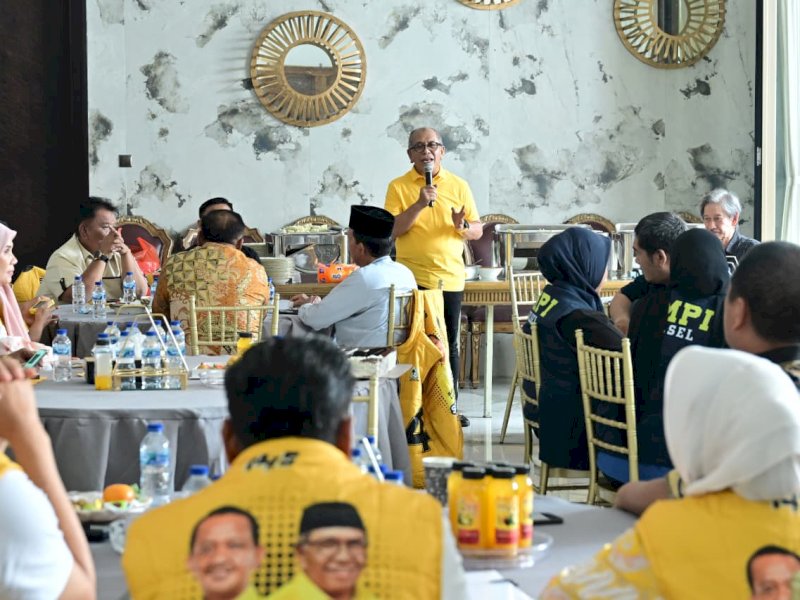 Calon Ketua Umum Golkar Sulsel, Ilham Arief Sirajuddin (IAS) saat menggelar konsolidasi perdana bersama jajaran Dewan Pimpinan Daerah (DPD) II dan organisasi sayap Partai Golkar se-Sulawesi Selatan, di kediamannya, Jalan Batu Putih, Makassar, Ahad (28/6/2026). @Jejakfakta/Reza Arifuddin
