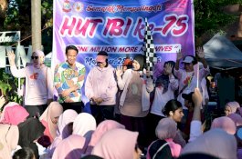 Peran Bidan Jadi Sorotan, Wakil Wali Kota Makassar Lepas Jalan Sehat HUT IBI ke-75