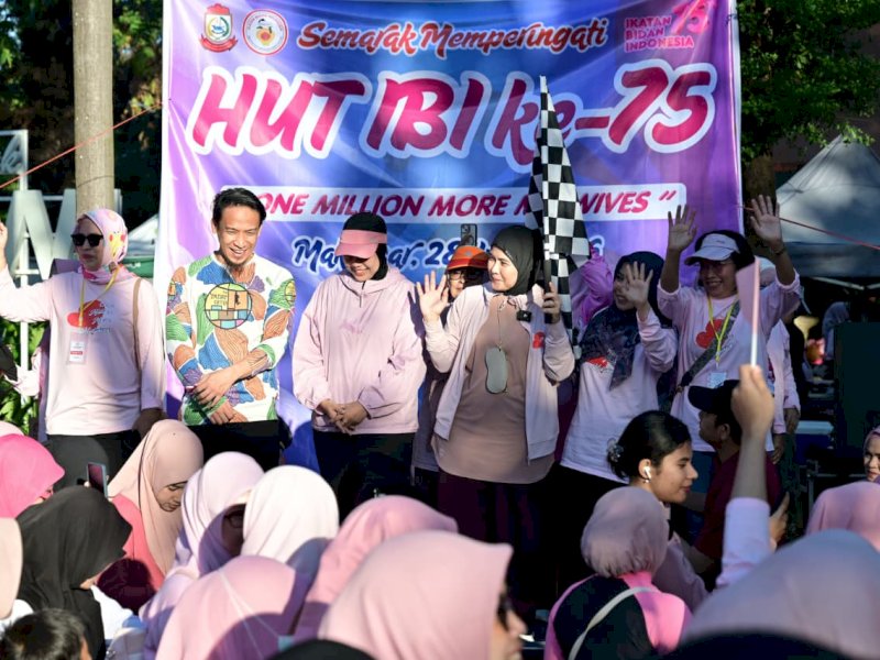 Wakil Wali Kota Makassar, Aliyah Mustika Ilham, saat melepas ratusan peserta Jalan Sehat yang dipusatkan di halaman RSKDIA Pertiwi Makassar, Minggu (28/6/2026). @Jejakfakta/dok. Humas Pemkot Makassar