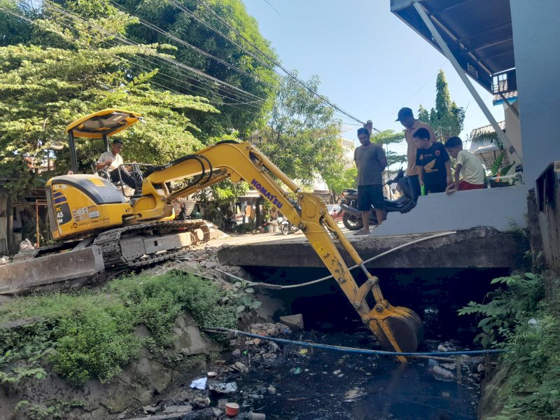 Dinas Pekerjaan Umum (PU) melakukan normalisasi drainase serta perbaikan trotoar di sejumlah titik. @Jejakfakta/dok. Humas Pemkot Makassar