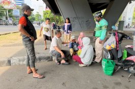 Respons Kilat Dinsos Makassar, Lansia Terlantar di Bawah Fly Over Berhasil Dipulangkan ke Keluarga