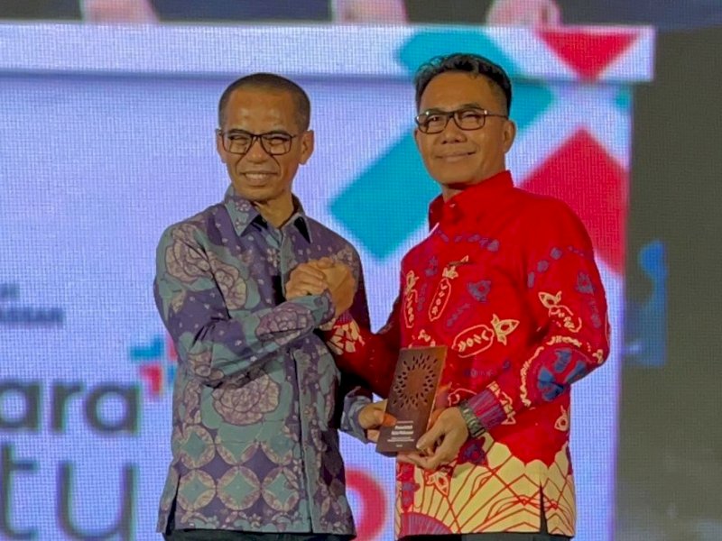 Trofi penghargaan diserahkan langsung oleh CEO Tribun Network, Dahlan Dahi, kepada Asisten I Bidang Pemerintahan dan Kesejahteraan Rakyat Setda Kota Makassar, Irwan Rusfiady Adnan, mewakili Pemerintah Kota Makassar dalam rangkaian Cita Loka Fest 2026 di Jakarta, Minggu (28/6/2026). @Jejakfakta/dok. Humas Pemkot Makassar