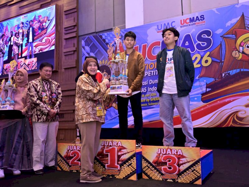 Wakil Wali Kota Makassar, Aliyah Mustika Ilham, menyerahkan Piala Juara Umum kepada para pemenang UCMAS National Competition 2026 dan Lomba Matematika Tingkat TK-SD se-Kota Makassar, di Ballroom B-C Four Points by Sheraton Makassar, Minggu (28/6/2026). @Jejakfakta/dok. Humas Pemkot Makassar