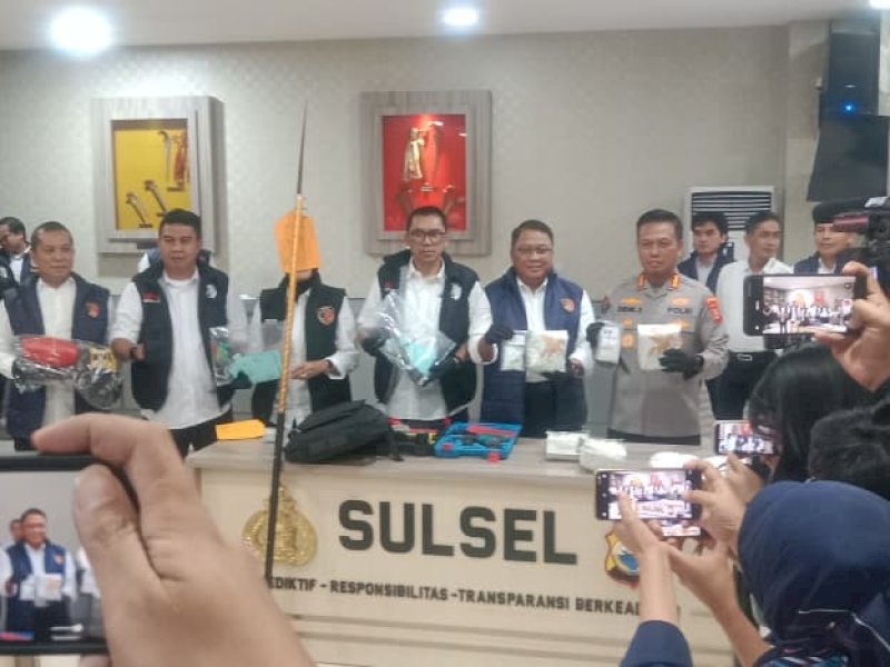 Direktur Reserse Narkoba Polda Sulsel, Kombes Pol. Sugeng Sudarso, saat memperlihatkan barang bukti narkotika saat konferensi pers di Mapolda Sulsel, Senin (29/6/2026). @Jejakfakta/Syamsir