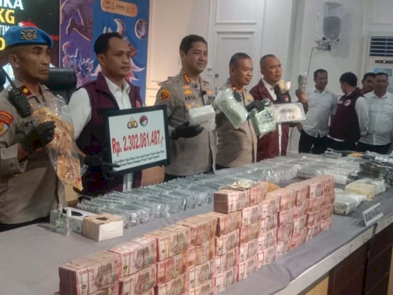 Kapolrestabes Makassar, Kombes Pol Arya Perdana, saat memperlihatkan barang bukti 9 kilogram sabu, 6.715 butir ekstasi, dan 325.413 butir obat daftar G,  serta uang hasil penjualan narkotika yang kami sita sebesar Rp2.302.263.187 di Mapolrestabes Makassar, Senin (29/6/2026). @Jejakfakta/Syamsir