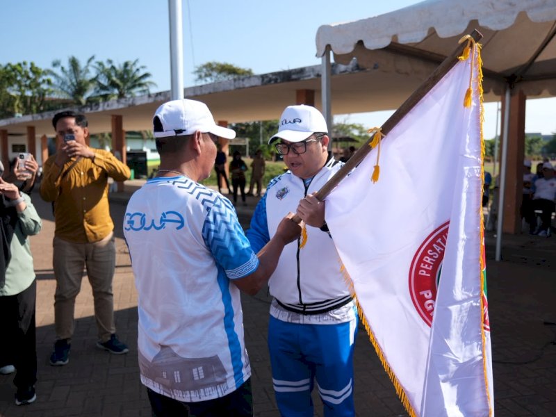 Wakil Bupati Gowa, Darmawangsyah Muin, saat melepas kontingen Kabupaten Gowa yang akan mengikuti Pekan Olahraga dan Seni Pelajar PGRI (Porsenijar) 2026 di Kabupaten Sidenreng Rappang (Sidrap). Pelepasan berlangsung di Lapangan Ruang Terbuka Hijau (RTH) Syekh Yusuf, Selasa (30/6/2026). @Jejakfakta/dok. Humas Pemkab Gowa