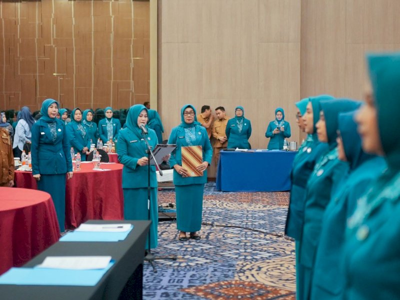 Ketua Tim Penggerak Pemberdayaan dan Kesejahteraan Keluarga (TP PKK) Kabupaten Gowa, Andi Tenri Indah Darmawangsyah, saat melantik enam Ketua TP PKK sekaligus Ketua Tim Pembina Posyandu Kecamatan di Hotel Gammara Makassar, Senin (29/6/2026). @Jejakfakta/dok. Humas Pemkab Gowa