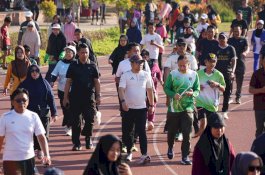 Isi Hari Libur, Darmawangsyah Muin Joging Bareng Warga di Lapangan Syekh Yusuf Gowa