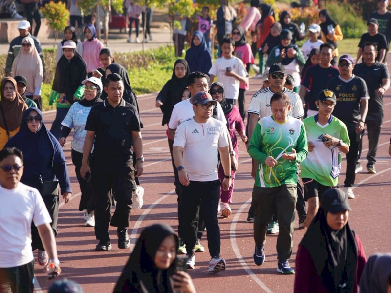 Wakil Bupati Gowa, Darmawangsyah Muin, mengisi akhir pekannya dengan joging santai bersama warga di Lapangan RTH Syekh Yusuf, Kabupaten Gowa, Minggu (28/6/2026). @Jejakfakta/dok. Humas Pemkab Gowa