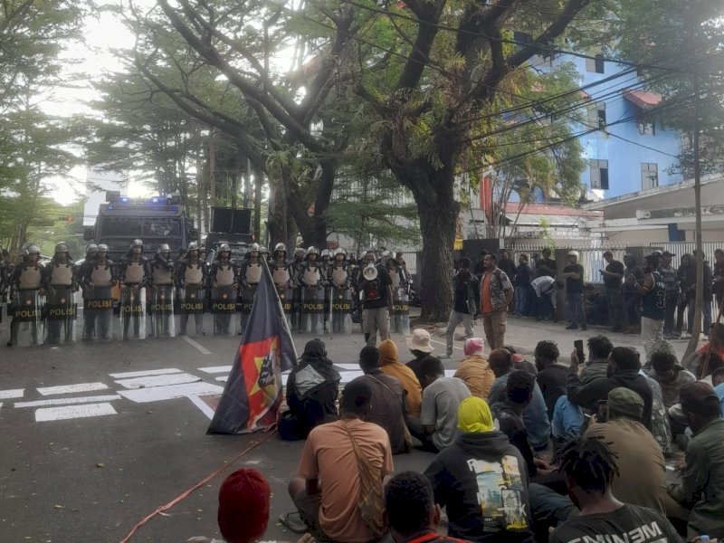 Aksi Forum Solidaritas Mahasiswa Pelajar Peduli Rakyat Papua (FSPM-PRP) kota studi Makassar yang dihadang aparat kepolisian, Senin (29/6/2026). @Jejakfakta/dok. Ist.
