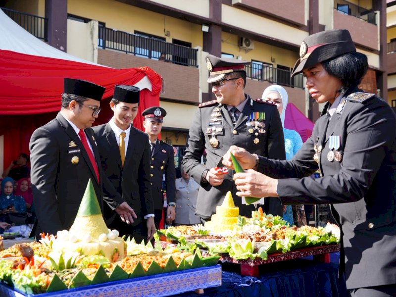 Wakil Bupati Gowa, Darmawangsyah Muin, menghadiri Upacara Hari Bhayangkara ke-80 yang digelar di Lapangan Upacara Polres Gowa, Rabu (1/7/2026). @Jejakfakta/dok. Humas Pemkab Gowa