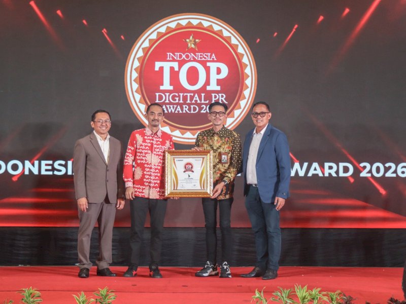 Pemimpin Departemen Humas dan CSR Bank Sulselbar, Acho Mallingkai, saat menerima penghargaan  TOP Digital PR Award 2026 dalam ajang 8th TOP Digital Public Relations Award 2026 yang digelar di Lumire Hotel & Convention Center Jakarta, Selasa (30/6/2026). @Jejakfakta/dok. Istimewa