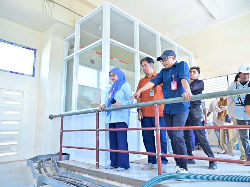 Plt Kepala Bagian Produksi Perumda Air Minum Kota Makassar, Achmad Kamil Asri, saat memantau uji coba pengoperasian Pompa Intake Manggala (Moncongloe) yang mengambil sumber air baku dari Waduk Nipah-Nipah melalui jalur Manggala, Rabu (1/7/2026). @Jejakfakta/dok. PDAM Makassar