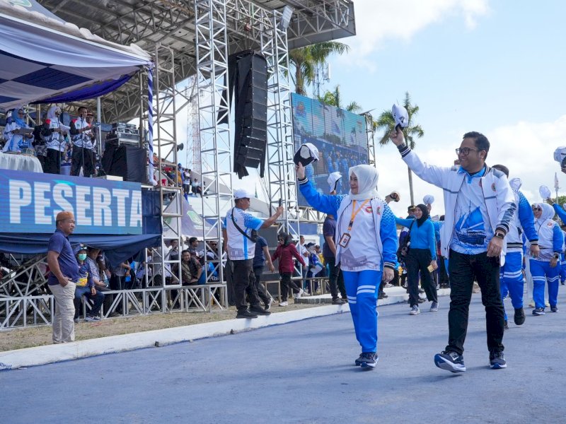 Wakil Bupati Gowa, Darmawangsyah Muin, didampingi Bunda Guru PGRI Kabupaten Gowa, Andi Tenri Indah, Darmawangsyah hadiri pembukaan Pekan Olahraga, Seni, dan Pembelajaran (Porsenijar) PGRI Sulawesi Selatan 2026 di Stadion Ganggawa, Kabupaten Sidenreng Rappang (Sidrap), Kamis (2/7/2026). @Jejakfakta/dok. Humas Pemkab Gowa