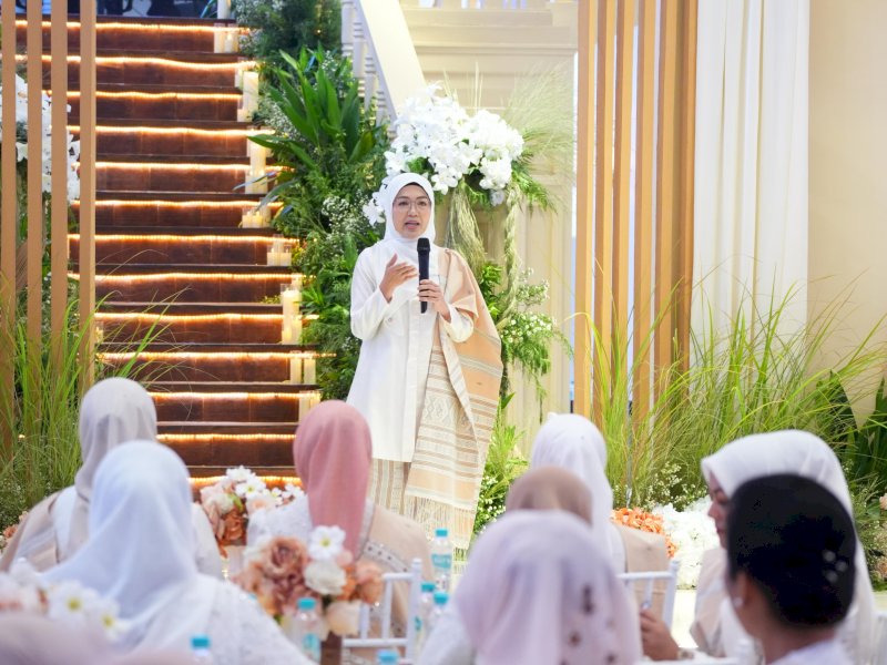 Ketua Tim Penggerak (TP) PKK Kota Makassar, Melinda Aksa, saat menjadi pembicara dalam Ladies Program bertema "Perempuan Tangguh Penuh Percaya Diri" di Gedung Warenhuis. @Jejakfakta/dok. Humas Pemkot Makassar